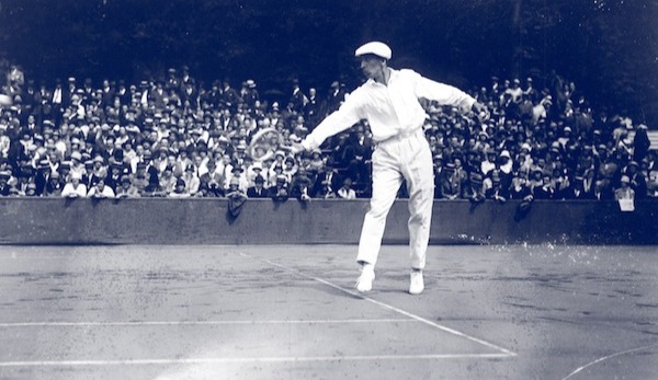 René Lacoste beim Tennisspielen