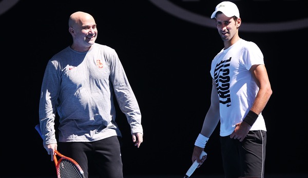 Novak Djokovic (r.) und sein Coach Andre Agassi (l.)