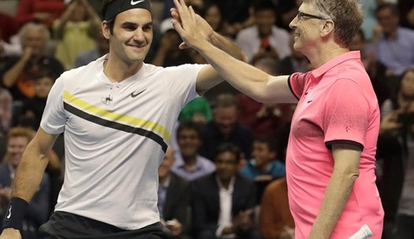 Roger Federer (l.) und Bill Gates waren in Show-Laune