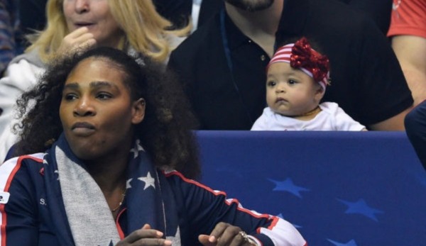 Serena Williams (l.) und Tochter Alexis Olympia (M.)