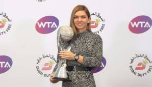 Simona Halep mit der Trophäe der WTA