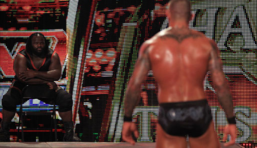 Mark Henry (l.) lauert auf seine Gelegenheit gegen den Welt-Schwergewichts-Champion Randy Orton
