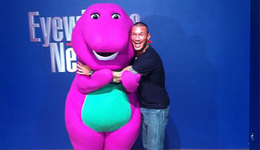 Randy Orton (r.) mit Kinderstar Barney