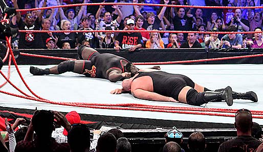 Nach einem Superplex von Mark Henry gegen The Big Show brach der komplette Ring zusammen