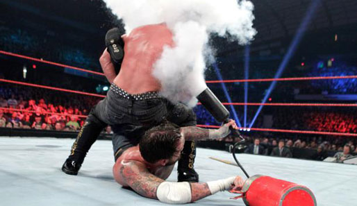 CM Punk befreit sich per Feuerlöscher aus Jerichos Walls of Jericho