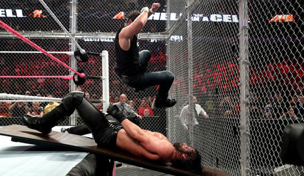 Dean Ambrose und Seth Rollins wurden von Bray Wyatt überrascht
