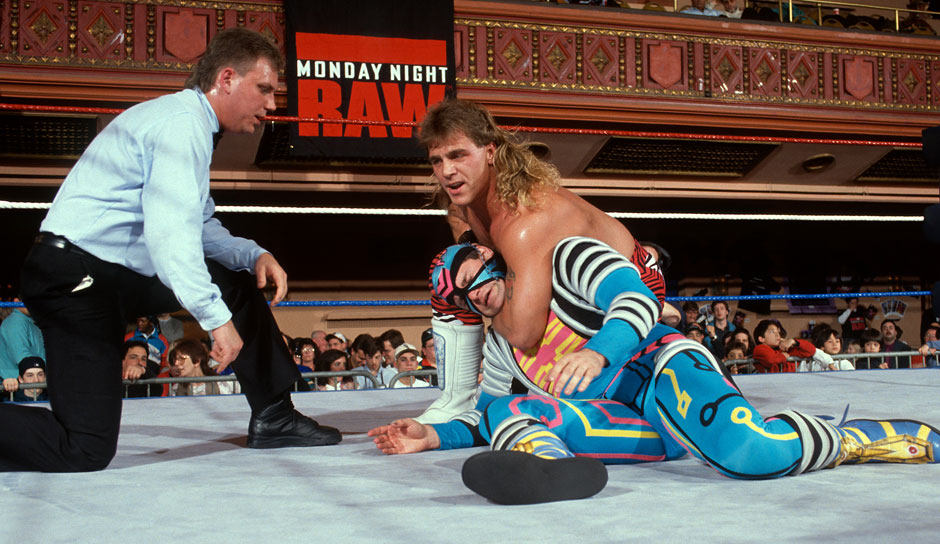 WWE Monday Night RAW feiert in der Nacht auf Dienstag seinen 25. Geburtstag. Zeit also, auf die besten Bilder der Wrestling-Show zurückzuschauen. Angefangen hat alles am 11. Januar 1993 - mit Vokuhila und bunten Farben.