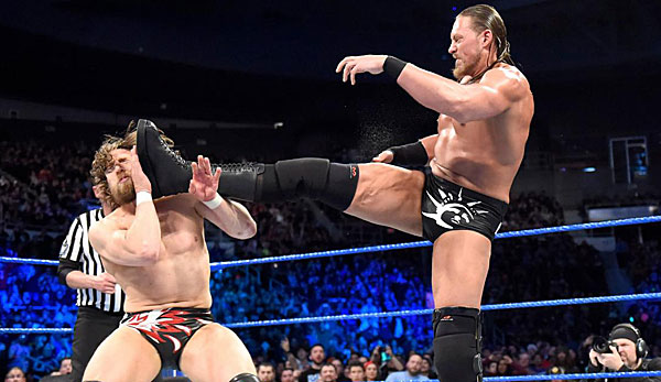 Big Cass (rechts) feierte bei SmackDown nach achtmonatiger Verletzungspause sein Comeback.