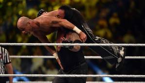 Der Undertaker mit dem Ansatz zu seinem Finisher "Tombstone Piledriver" gegen Shawn Michaels.