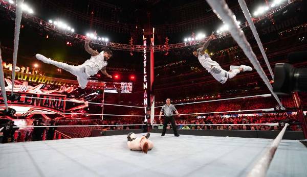 Auch fliegen die Kämpfer der WWE wieder durch den Ring.