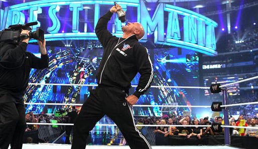 The Rock heizt den Fans vor dem ersten Match schon mal ordentlich ein und verspricht: "The most electrifying WrestleMania in history"