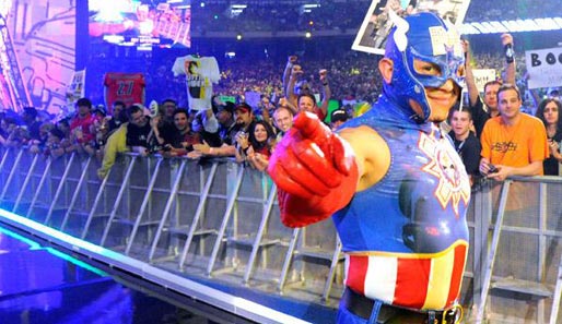 Cody Rhodes vs. Rey Mysterio: Mysterio hat wieder einmal eines seiner Superhelden-Kostüme aus dem Schrank geholt. Heute: Captain America