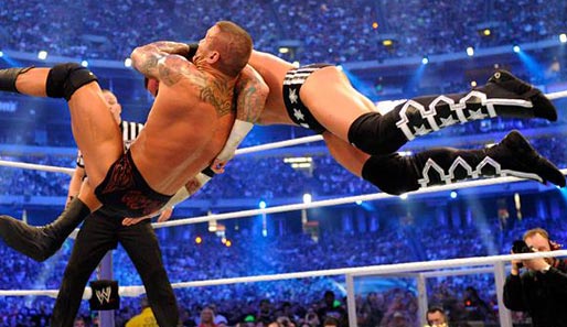 Als es Punk aber mit einer Springboard Clotheline versucht, schläg Orton blitzschnell zu und kommt mit dem RKO durch. Das ist der Sieg