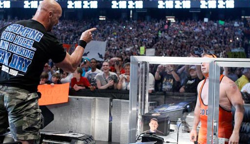 Michael Cole vs. Jerry Lawler: Der eigentliche Star des Matches ist aber WWE-Legende und Special-Guest-Referee Stone Cold Steve Austin