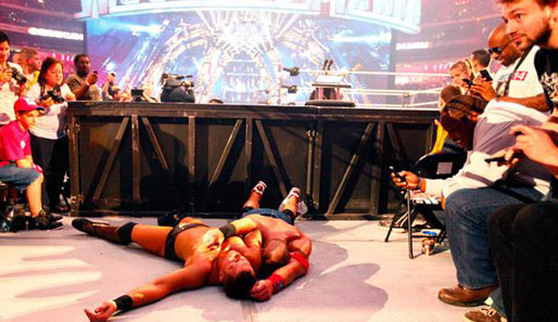 WWE Champion The Miz vs. John Cena: Die Main Eventer prügelen sich sogar über die Barrikade ins Publikum und werden ausgezählt