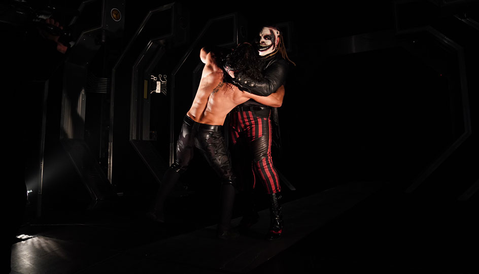 Seth Rollins traf auf Shinsuke Nakamura, wurde aber erneut aus dem Nichts von The Fiend alias Bray Wyatt angegriffen.