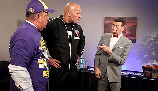 Auf seiner Backstage-Tour traf Rocky auch den legendären WWE- und WCW-Interviewer Mean Gene Okerlund (l.) und Ex-Kinderstar Pee-wee Herman
