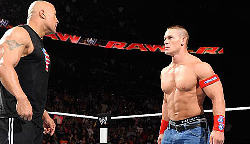 Ein Vorgeschmack auf WrestleMania 28: The Rock und John Cena stehen sich im Ring gegenüber