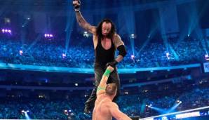 Über Monate stänkerte John Cena gegen den Undertaker, bei Wrestlemania 34 wurde er aber in die Schranken gewiesen. Der Undertaker gewann bei einem dreiminütigen Impromptu-Squash-Match.