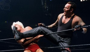 WrestleMania XVIII: Auf HHH folgte Ric Flair. In Toronto bestrafte der Undertaker die Legende dafür, dass sie ihn bei "No Way Out" einen Sieg gegen The Rock gekostet hatte