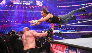 Es folgte ein absolutes Highlight! Das "Beast" Brock Lesnar ließ es gegen Dean Ambrose Suplexe hageln - aber der flog trotzdem munter durch die Gegend