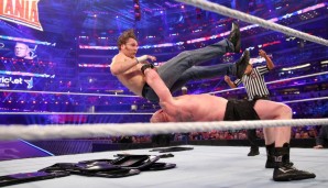 Nein, wird er nicht. Am Ende landete Ambrose zu oft auf den Stühlen, die er selbst in den Ring geschleudert hatte. Sieg für Brock Lesnar!