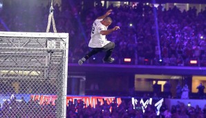 Holy Shit! Shane McMahon stürzte sich gegen den Undertaker doch tatsächlich vom Käfig. Ist der Kerl vollkommen wahnsinnig???