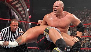 WWE-Superstar Kane wurde als Glenn Thomas Jacobs in Spanien geboren. 1992 gab er sein professionelles In-Ring-Debüt